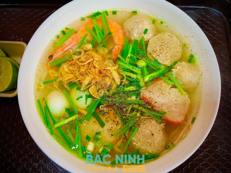 Không gian và món ăn tại Súp Cua Hủ Tiếu Hoành Thánh Bắc Giang